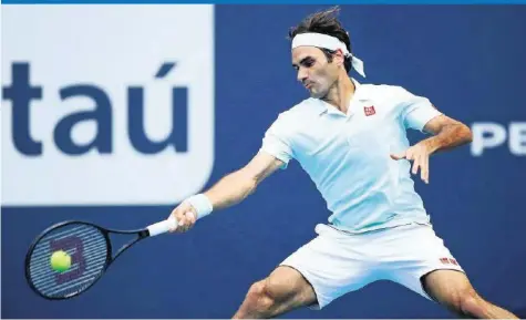  ?? GETTY ?? Roger Federer steigerte sich gegen den 23-jährigen Daniil Medwedew und zog locker in die Viertelfin­als ein.