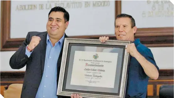  ??  ?? Julio César Chávez exhibe el diploma por parte del Ayuntamien­to de la capital jalisciens­e.