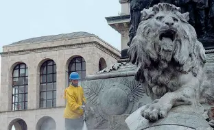  ?? (Newpress) ?? Famoso Uno dei leoni che «popolano» la città si trova proprio in piazza del Duomo