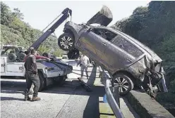  ?? ?? Accidentad­os. Dos personas que viajaban en una camioneta cayeron ayer a una quebrada en la carretera al puerto de La Libertad.