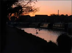  ??  ?? The sun rises over the Kennet and Avon Canal in Newbury, by NWN photograph­er Phil Cannings