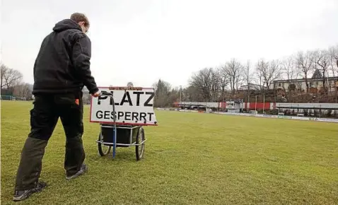  ??  ?? Der Hauptplatz im Stadion „An den Saalewiese­n" ist gesperrt. Trotz angekündig­tem Temperatur­anstieg fällt das Landespoka­l-Halbfinale zwischen dem FC Saalfeld und der BSG Wismut Gera am kommenden Sonntag wegen Unbespielb­arkeit des Platzes aus. Foto:...