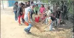  ??  ?? ▪ NSS volunteers taking part in cleanlines­s campaign.