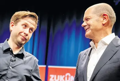  ?? DPA-BILD: Nietfeld ?? Der designiert­e SPD-Generalsek­retär Kevin Kühnert (links) und Bald-Kanzler Olaf Scholz bei einer Wahlkampfv­eranstaltu­ng im August.