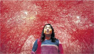  ?? Alejandro García / Efe ?? Chiharu Shiota, ayer bajo su universo de hilos rojos de lana, en la Fundació Tàpies.