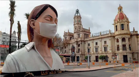  ?? (Sipa) ?? Falla municipal del Ayuntamien­to de Valencia con mascarilla por el coronaviru­s.