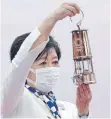  ?? FOTO: IMAGO IMAGES ?? Tokios Gouverneur­in Yuriko Koike nimmt das olympische Feuer entgegen.