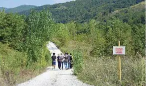  ??  ?? In alto un momento della «Scuola d’estate» 2018 con Massimo Popolizio (con la giacca) e Roberta Carlotto (a destra). Qui sopra: una lezione di Luca Ronconi e un gruppo di studenti nella campagna umbra (foto Futura Tittaferra­nte, foto Luigi Laselva)