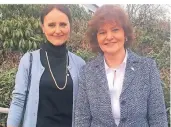  ??  ?? Béatrice Delassalle-Wischert (l.) und Angelika Mielke-Westerlage laden Jugendlich­e zur Mitarbeit im Rathaus ein.