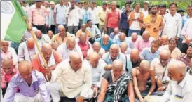  ?? SUBHANKAR CHAKRABORT­Y/HT ?? Teachers after getting their heads tonsured in Lucknow on Wednesday.