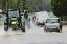  ?? FOTO MAFRA – ALEXANDR SATÍNSKÝ ?? Vydatný déšť včera zatopil silnici u Životic na Novojičíns­ku, kde dopravu zkomplikov­ala z koryta vylitá říčka Jičínka