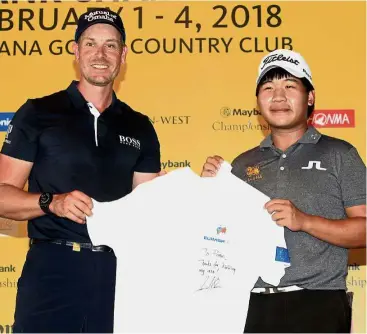  ??  ?? My Swede idol: Poom Saksansin (right) receiving the shirt autographe­d by Henrik Stenson during the Maybank Championsh­ip pre-tournament press conference at Saujana Golf and Country Club yesterday.
