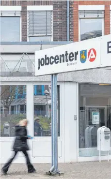  ?? FOTO: BOCKWOLDT ?? Wer Hartz IV erhält, muss zum Jobcenter. Was sich ändern soll.