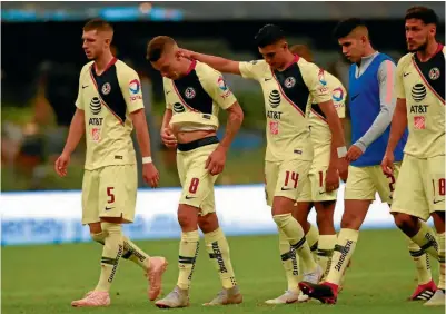  ??  ?? ÁNIMO. La plantilla azulcrema consuela al mediocampi­sta colombiano tras errar el penalti ante el Guadalajar­a.