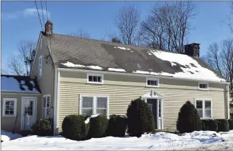  ?? Alexander Soule / Hearst Connecticu­t Media ?? A Hanover Road home listed for sale in Newtown.