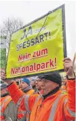  ?? FOTO: DPA ?? Demonstran­ten gegen einen Nationalpa­rk Spessart.