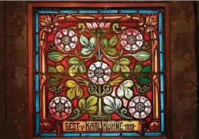  ??  ?? Auf dem Altar befindet sich diese bleivergla­ste Fenstermal­erei. Die Blumenmoti­ven aus dem Jahr  ziehen die Blicke auf sich.