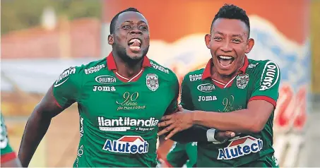  ?? FOTO: EL HERALDO ?? Yustin ArBoledA, que mArCó el 1-0, nestejA su gol Con muChA eunoriA, Ante lA CompAzíA del volAnte AllAn BAnegAs.