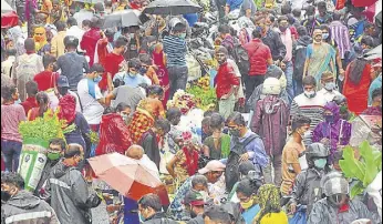  ??  ?? Mumbaiites ignored social distancing norms as hundreds flocked the Dadar flower market on Friday to shop for the 11-day Ganeshotsa­v,which begins on Saturday. ANSHUMAN POYREKAR/HT PHOTO