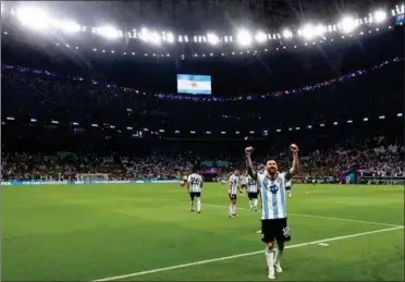  ?? FOTO: RITZAU SCANPIX ?? Bent Pedersen foreslår, at FIFA om fire år igen lader Qatars nye stadioner danne rammen om VM. Her har Messi lige scoret for Argentina på Lusail Stadium, hvor årets finale skal spilles.