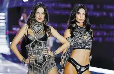  ?? AP-BILD: WONG ?? Die Models Alessandra Ambrosio (links) und Lily Aldridge währendd er Dessous-Show in Shanghai