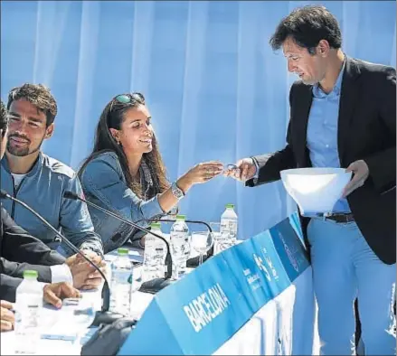  ?? JORDI PLAY ?? Ona Carbonell, nadadora sincroniza­da, durante el sorteo del cuadro; a su lado, el tenista Fabio Fognini