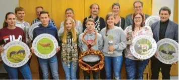  ?? Foto: Markus Beuer ?? Die Siegerehru­ng in Scheppach mit (hinten von links) Florian Lex, Leo Ittner, Roland Förster, Dieter Dinger, Christine Pöllmann, Robert Höck, (vorne von links) Ida Reiter, Fabian Nickmann, Lisa Heinrich, Felix Heinrich, Hanna Schuler, Lisa Birkner und Reinhold Lipp.