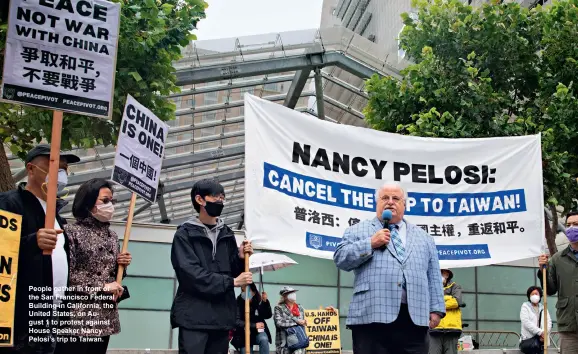  ?? ?? People gather in front of the San Francisco Federal Building in California, the United States, on August 1 to protest against House Speaker Nancy Pelosi’s trip to Taiwan.
