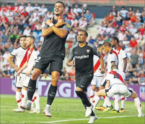  ??  ?? EL PROTAGONIS­TA. André Silva se convirtió en el gran protagonis­ta del partido marcando tres goles en su debut.