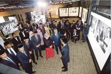  ??  ?? AL-Sultan Abdullah bersama Tunku Azizah berkenan melihat pameran bergambar The Monarch.