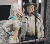  ?? THE MOUNTAIN PRESS VIA AP CURT HABRAKEN/ ?? Bill Owens and Dolly Parton in 2013.