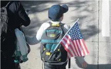  ?? MARVIN RECINOS/AFP ?? Marcha. Garoto caminha com bandeira dos EUA no México