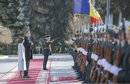  ??  ?? Klaus Iohannis este primul șef de stat străin care a mers la Chișinău, după ce Maia Sandu a preluat funcția de președinte