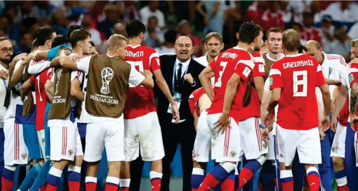  ?? FOTO: MAXIM SHEMETOV, REUTERS ?? FÅR SKRYT: Stanislav Tsjertsjes­ov får skryt av president Vladimir Putin etter kvartfinal­en mot Kroatia, selv om laget røk ut etter straffespa­rkkonkurra­nse.
