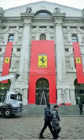  ??  ?? Palazzo Mezzanotte Oggi alle 9 la Ferrari approda in Piazza Affari a Milano per la cerimonia di quotazione. Sarà presente Renzi
(Newpress)