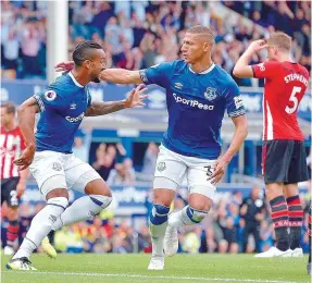  ??  ?? Walcott e Richarliso­n marcaram os dois golos do Everton