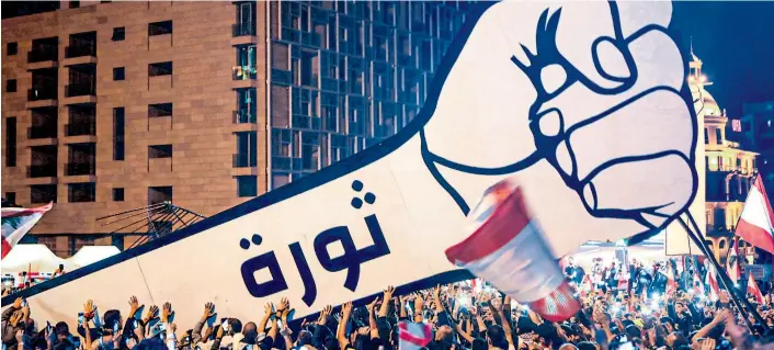  ??  ?? „Revolution“fordern die Demonstran­tinnen und Demonstran­ten im Libanon. Aus Angst vor der Zukunft ist das Land im Ausnahmezu­stand.