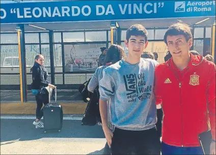  ?? FOTO: SEFUTBOL ?? Mikel Oyarzabal posa con un aficionado a su llegada al aeropuerto de Roma donde los Sub-21 jugarán esta tarde