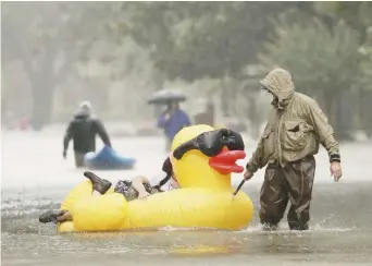  ??  ?? En 2008, un ouragan comparable à l’ouragan Harvey, l’ouragan Ike, avait causé une hausse du prix de l’essence de 12 à 13 cents le litre au Canada. - Associated Press: Charlie Riedel