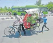  ?? SUSHIL KUMAR/HT PHOTO ?? People carry vegetables on a cycle rickshaw at Preet Vihar in New n
Delhi on Thursday.