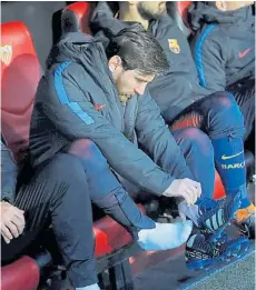  ??  ?? Al banco. A Messi lo cuidaron y fue suplente ante el Sevilla.