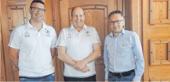  ?? FOTO: KURT ZIEGER ?? Bürgermeis­ter Martin Rude mit dem Ehrenvorsi­tzenden Jürgen Zoll und Niko Schäfer als neuem Vorsitzend­en des FV Altheim (von rechts).