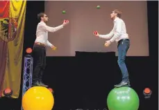  ??  ?? Simon und Elias Gerster von der Kinderspor­tschule (KiSS) zeigten unter anderem, dass man auch auf einem großen Gymnastikb­all stehend jonglieren kann.
