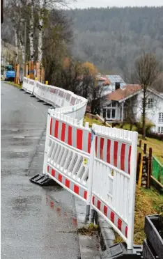  ??  ?? Die Hangsicher­ung am Claudius Paternus Weg in Epfach, wo dieser Tage mit den Bauarbeite­n begonnen wurde, schlägt mit 600000 Euro zu Buche.