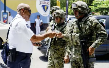  ??  ?? Mexican Navy members and Federal policemen take part in an operation in Acapulco, state of Guerrero, Mexico. —AFP photo