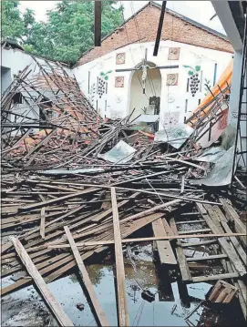  ??  ?? La iglesia parroquial San Luis Gonzaga de General Delgado, Dpto. de Itapúa, quedó totalmente destechada por las fuertes ráfagas.