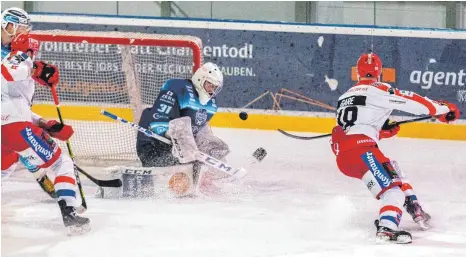  ?? FOTO: CHRISTIAN FLEMMING ?? Goalie Lucas Di Berardo und die EV Lindau Islanders wehrten sich in drei Spielen tapfer gegen die Selber Wölfe, am Ende ging die Play-off-Viertelfin­alserie aber glatt verloren.