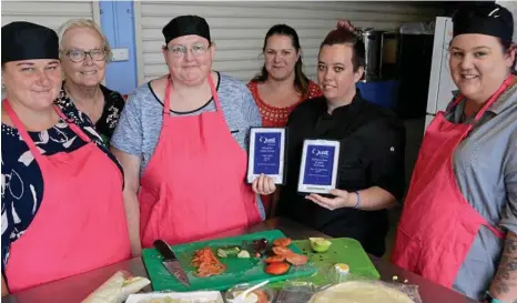  ?? PHOTO: AMY LYNE ?? TASTY TUCKSHOP: Whipping up some delicious food in the Wilsonton State School tuckshop are (from left) Sarah Bressingto­n, Bernie Radcliffe, Melissa Woods, Nicole Donald, Ashley Woolley and Kate Forrester.