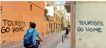  ?? FOTO: EMILIO RAPPOLD/DPA ?? Graffitis an Hauswänden zeugen in Spanien von der Wut auf den Massentour­ismus: „Tourists Go Home“(Touristen, geht heim) heißt es auf diesen Wänden in Barcelona.