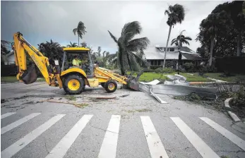  ?? FOTO: AFP ?? Aufräumarb­eiten in Naples an der Ostküste von Florida: Dort war eine Sturmböe mit 229 Stundenkil­ometern gemessen worden.